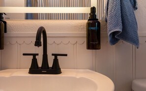 Sèche-cheveux, serviettes fournies, savon, papier toilette