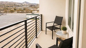 A balcony with a view of a cityscape, including a mountain and a building resembling a capitol. - 2BR Urban Oasis in Downtown SLC - Sleeps 6, Gym (Salt Lake City)