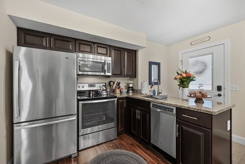Downtown & Beach | King Bed | Cherry Festival | Old Town Retreat
