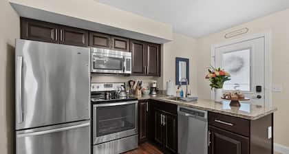 Downtown & Beach | King Bed | Cherry Festival | Old Town Retreat