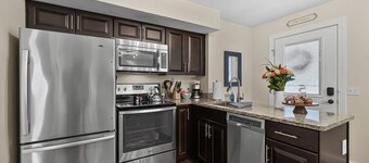 Downtown & Beach | King Bed | Cherry Festival | Old Town Retreat