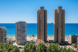 A high-rise hotel with a view of the beach and ocean. - Las Rocas 14-A Apartment Levante Beach (Benidorm)