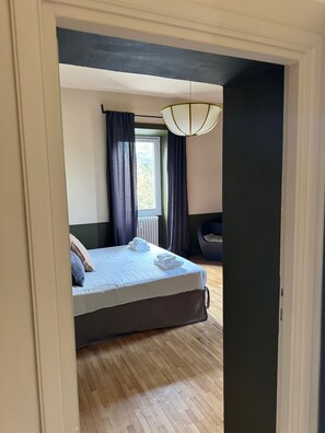 A bedroom with a bed, a window, a radiator, and a chair. - Appartamento Nina Lungotevere Flaminio (Roma)