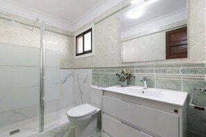 Shower, hair dryer, towels - San Marino Studio 8 - with pool view and wifi (Los Cristianos)