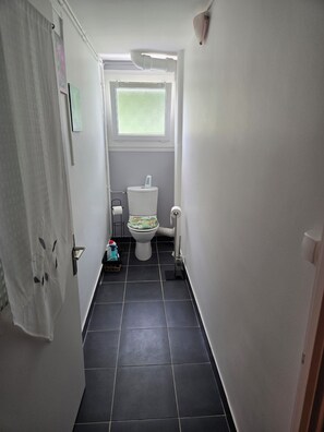 Bathroom - Vrbo Property (Rochefort)