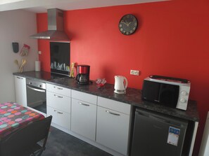 Private kitchen - Vrbo Property (Rochefort)