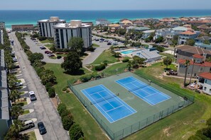 Ein Wohngebiet mit Tennisplatz, Schwimmbad und Parkplatz.