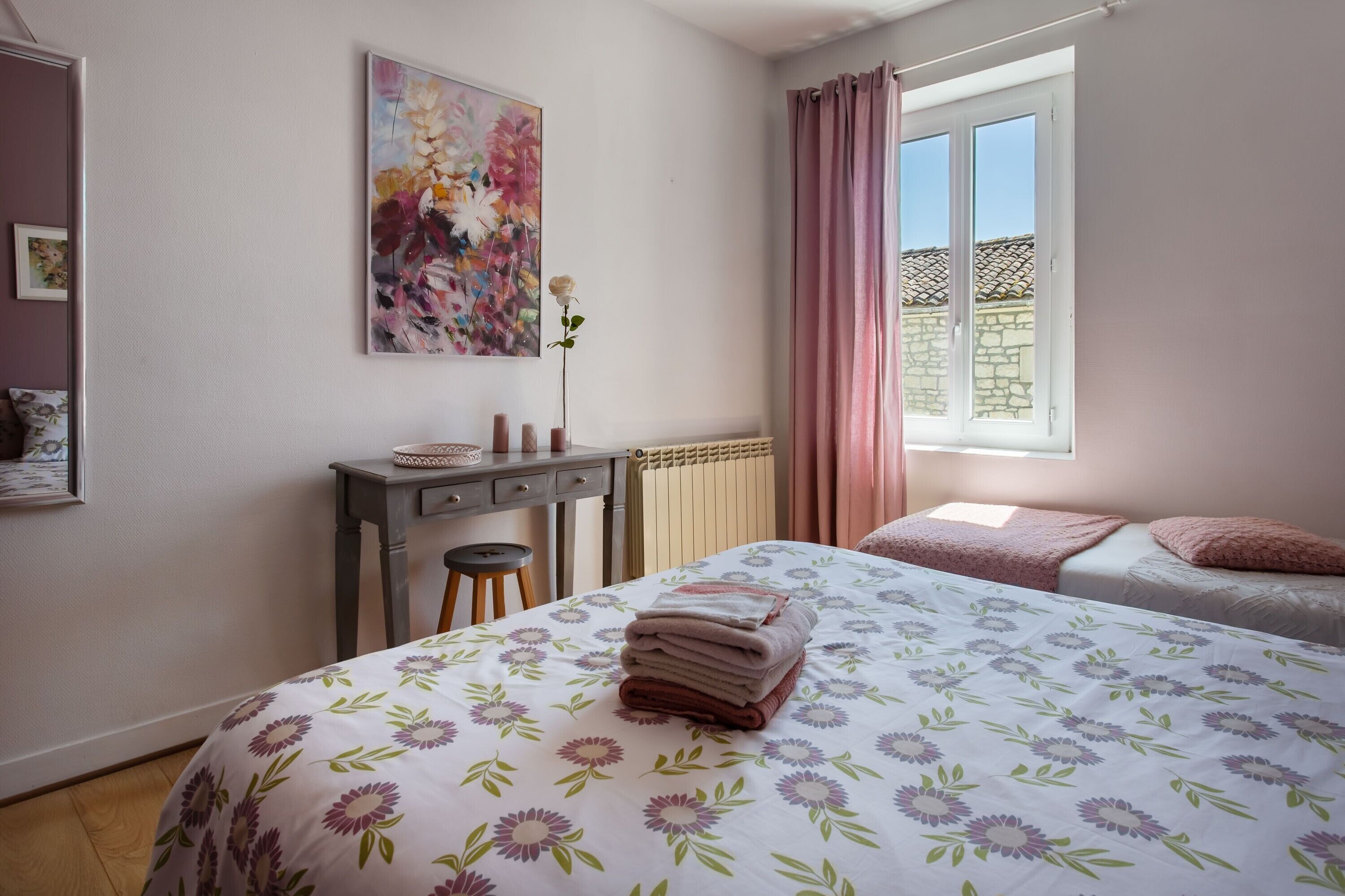 Tabla de planchar con plancha y ropa de cama 