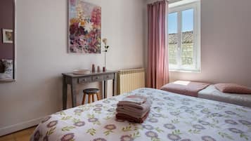 Tabla de planchar con plancha y ropa de cama