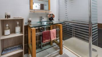 Douche, sèche-cheveux, serviettes fournies