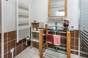 Douche, sèche-cheveux, serviettes fournies