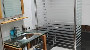 Douche, sèche-cheveux, serviettes fournies