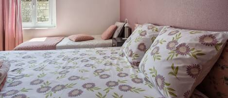 Iron/ironing board, bed sheets