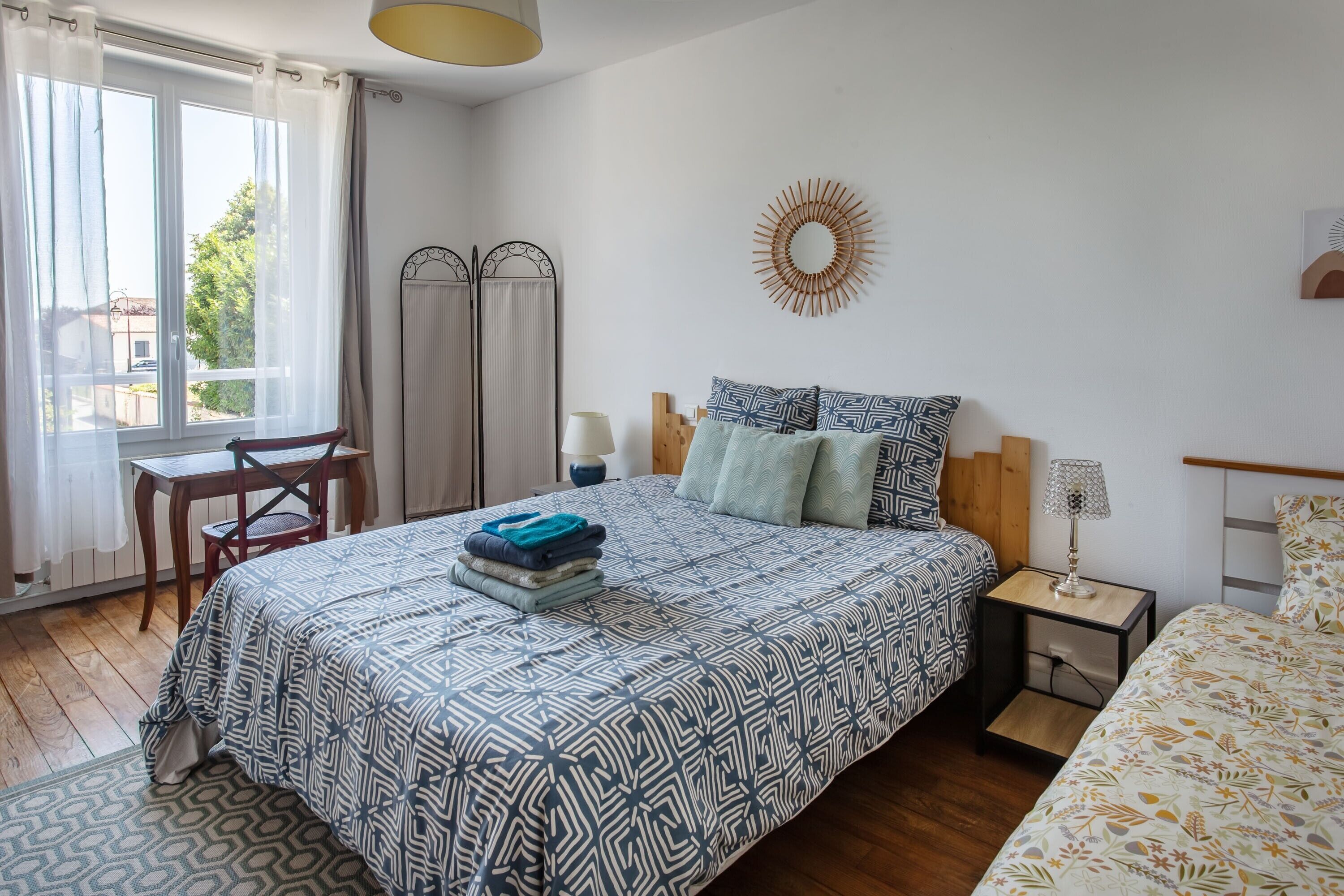 Een strijkplank/strijkijzer, beddengoed