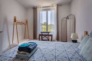 Iron/ironing board, bed sheets