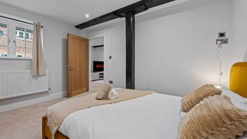 1 bedroom, desk, iron/ironing board, travel cot
