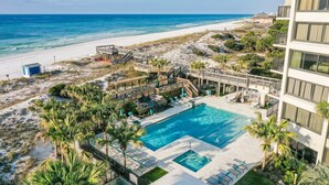 Un resort con piscina, acceso a la playa y vistas al océano.
