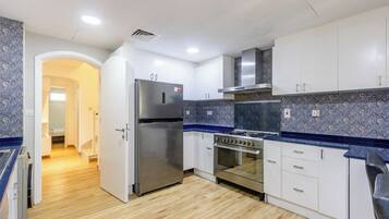 Cafetera y tetera, refrigerador, microondas y horno