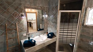 Douche, sèche-cheveux, serviettes fournies, savon
