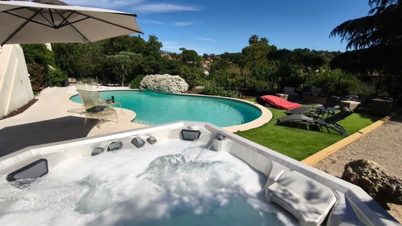 Una vasca idromassaggio con piscina, arredi da esterno e vista sul paesaggio circostante.. Large studio in villa with swimming pool, jacuzzi and boules pitch.