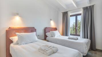 4 bedrooms, iron/ironing board, WiFi, bed sheets