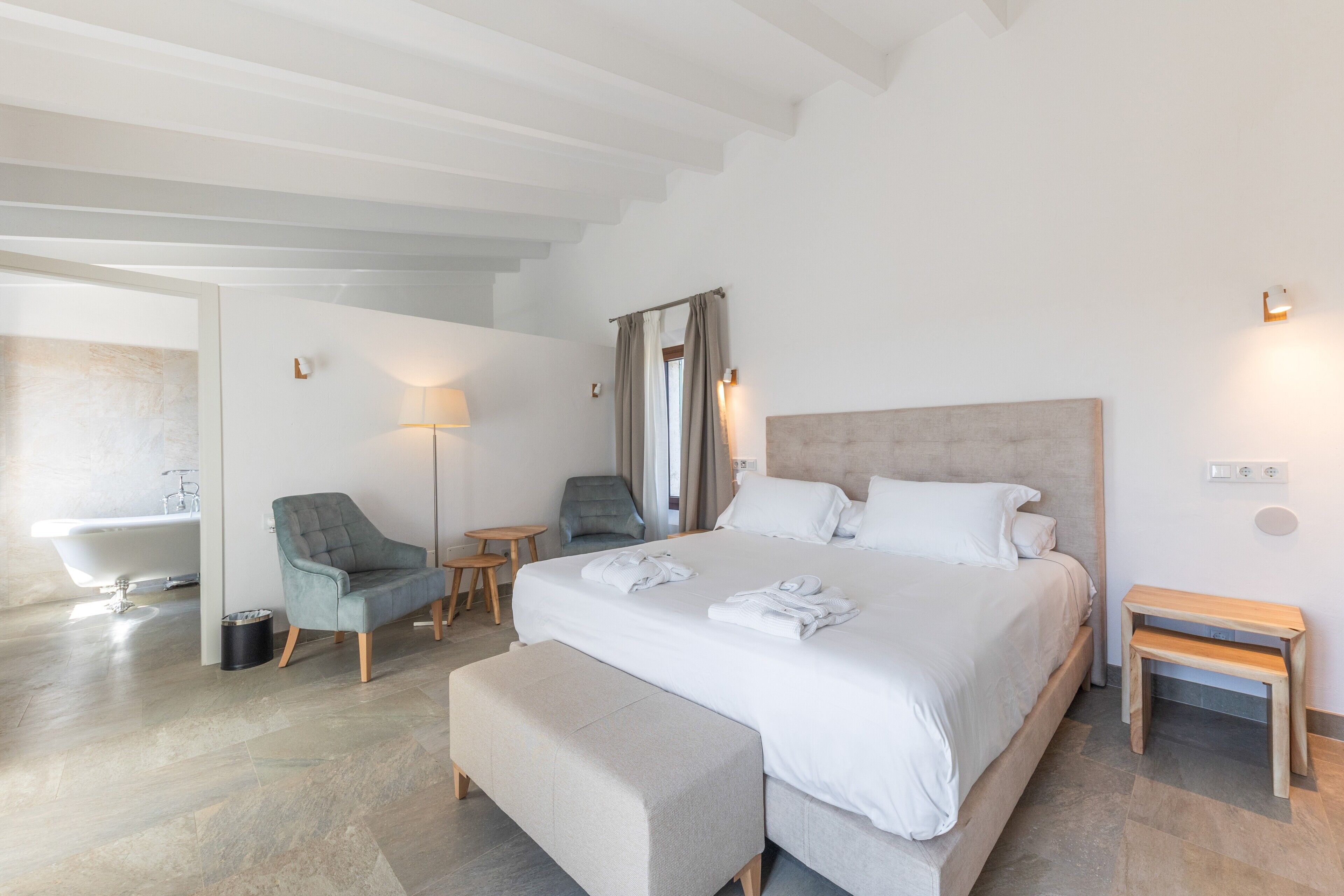 4 chambres, fer et planche à repasser, Wi-Fi, literie fournie