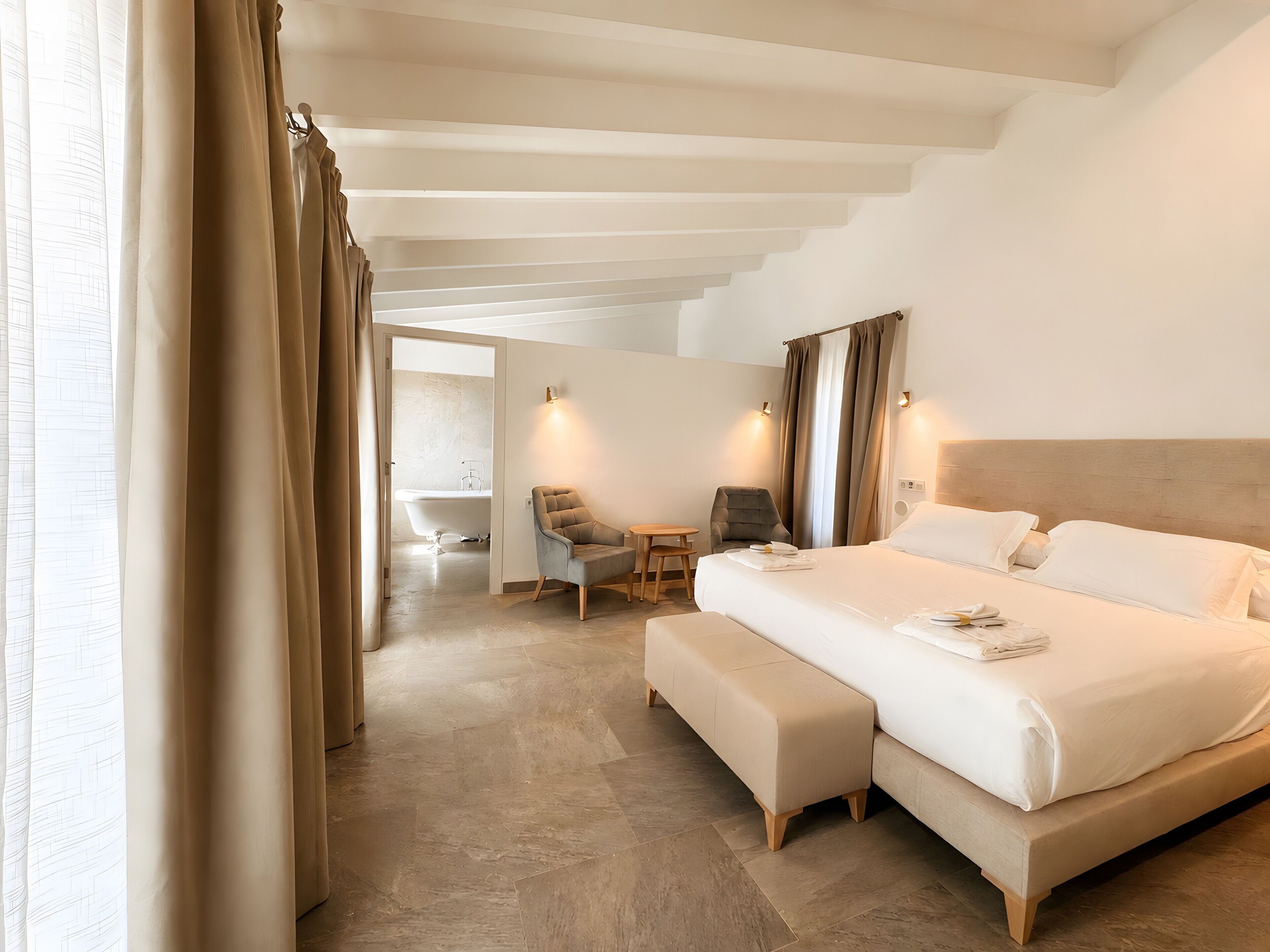 4 chambres, fer et planche à repasser, Wi-Fi, draps fournis