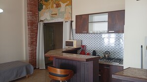 A compact kitchen with a microwave, kettle, and blender on the counter. - Direita S.Antonio-Plus Quarto e sala para 5 pessoas, vista baia Todos os Santos (Salvador)