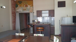 A compact living space with a kitchenette, a dining area, and a bedroom. - Direita S.Antonio-Plus Quarto e sala para 5 pessoas, vista baia Todos os Santos (Salvador)