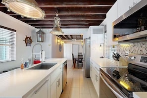 Wasserkocher mit Kaffee-/Teezubehör, Kühlschrank, Mikrowelle, Ofen