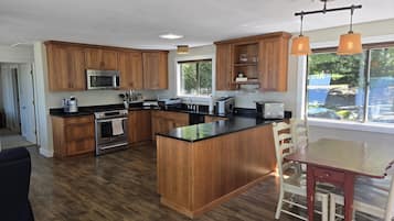 Coffee/tea maker, fridge, microwave, oven