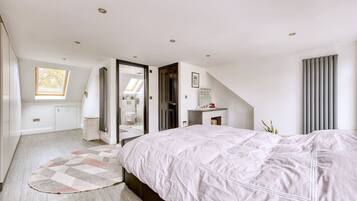 Desk, iron/ironing board, travel cot, WiFi