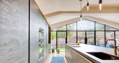 Luxury Family Home • Woodford • Near Station