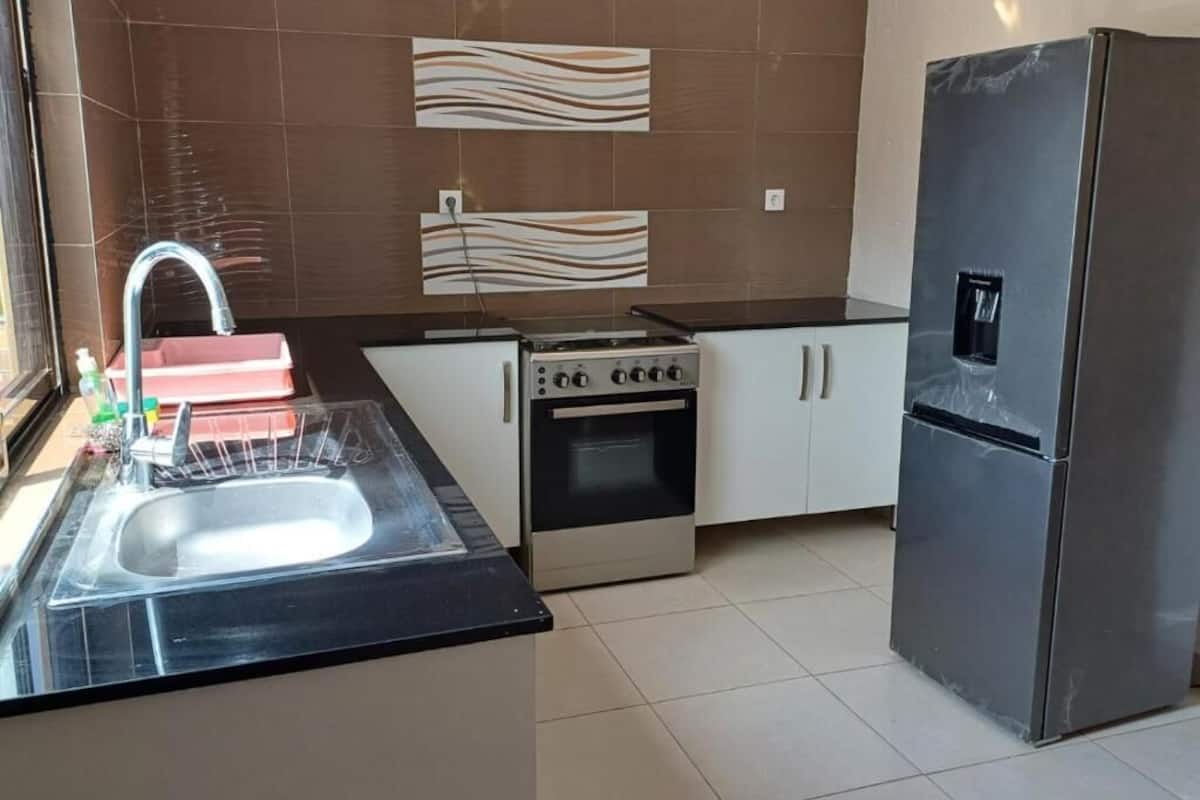 Una cocina equipada con fregadero, estufa, horno y refrigerador.