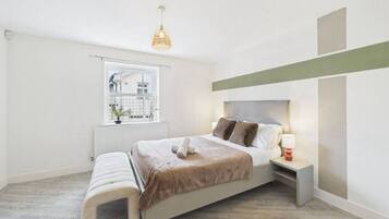 3 bedrooms, desk, iron/ironing board, travel crib