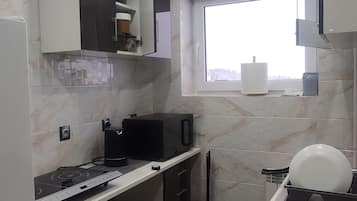 Full-sized fridge, microwave, stovetop, high chair