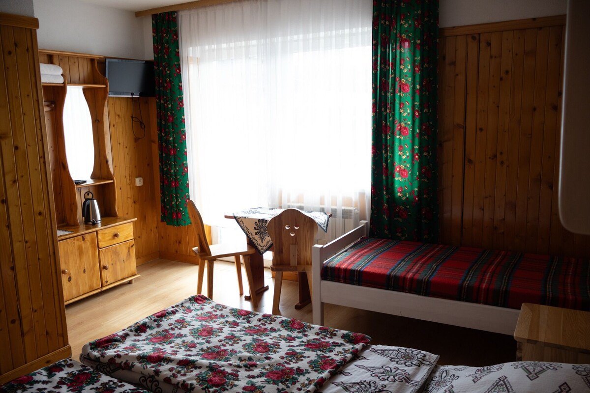 Una habitación con cama, escritorio, silla y armario.