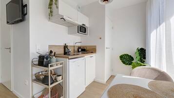 Coffee/tea maker, fridge, microwave, toaster