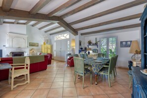 Ein geräumiges Wohnzimmer mit Kamin, Essbereich und Küche.