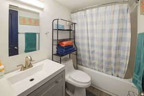 Bathroom - 2-Bedroom in Glendale near Westgate and Stadium with AC, Pet Friendly! (Glendale)