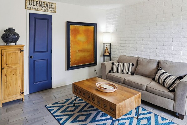Living area - 2-Bedroom in Glendale near Westgate and Stadium with AC, Pet Friendly! (Glendale)