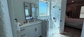 Spacious luxurious 4-bedroom 4-full bathroom house easy access to IH-35