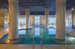 Una piscina techada, una piscina al aire libre