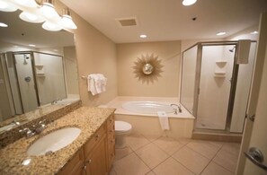Bañera de hidromasaje, secador de pelo, toallas, jabón