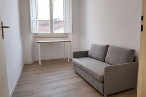 Living area - Spacious & Comfortable Stay in Florence - 4 Guests (Firenze)