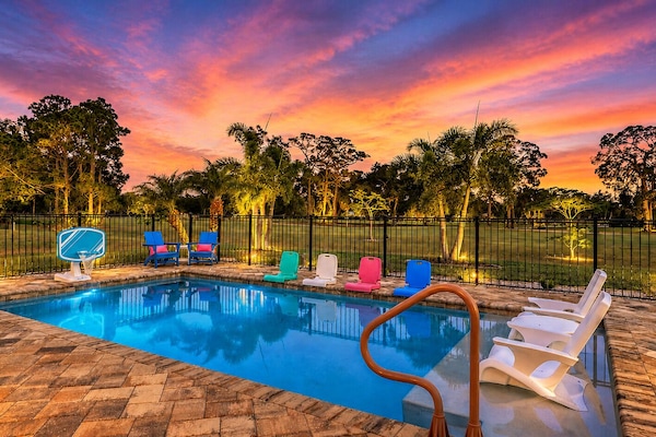 Just another dreamy night at Sonny Sarasota 🌴🍹 Poolside sunsets and vacation mode fully activated.
