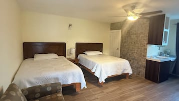Comfort Room | Desk, free WiFi