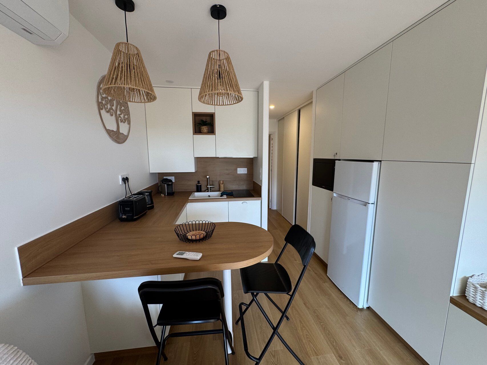 Microwave, oven, dishwasher, coffee/tea maker