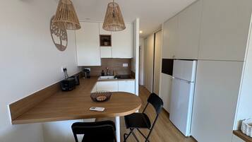 Microwave, oven, dishwasher, coffee/tea maker