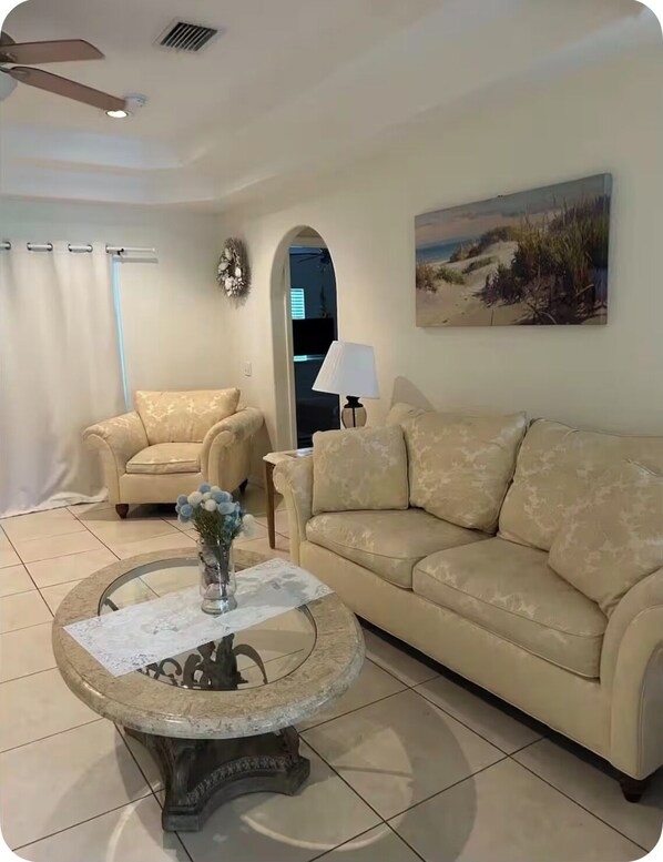 Living area - Edenville tropical oasis 3 bedroom house by Siesta Key (Sarasota)